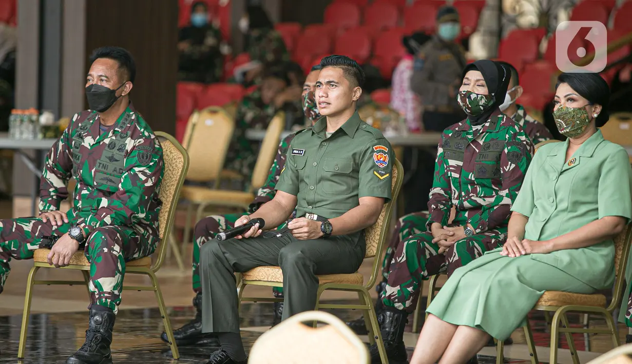 Serda Aprilia Manganang (kedua kiri) didampingi KSAD Jendral TNI Andika Perkasa (kiri) menjalani sidang perubahan status jenis kelamin dan pergantian nama di Pengadilan Negeri Tondano secara virtual di Mabes TNI AD, Jakarta, Jumat (19/3/2021). (Liputan6.com/Faizal Fanani)