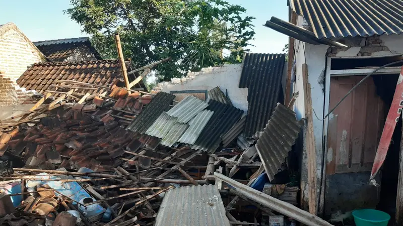 Rumah rusak akibat gempa di Jember, Jawa Timur, Kamis (16/12/2021).