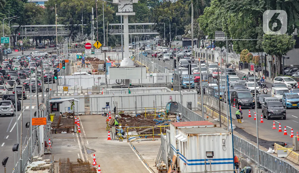 Suasana lalu lintas sekitar proyek MRT Fase II Bundaran HI-Harmoni di Jalan M.H. Thamrin, Jakarta, Rabu (10/2/2021). Proyek yang awalnya ditargetkan selesai pada Desember 2024 tersebut molor menjadi Maret 2025. (Liputan6.com/Faizal Fanani)