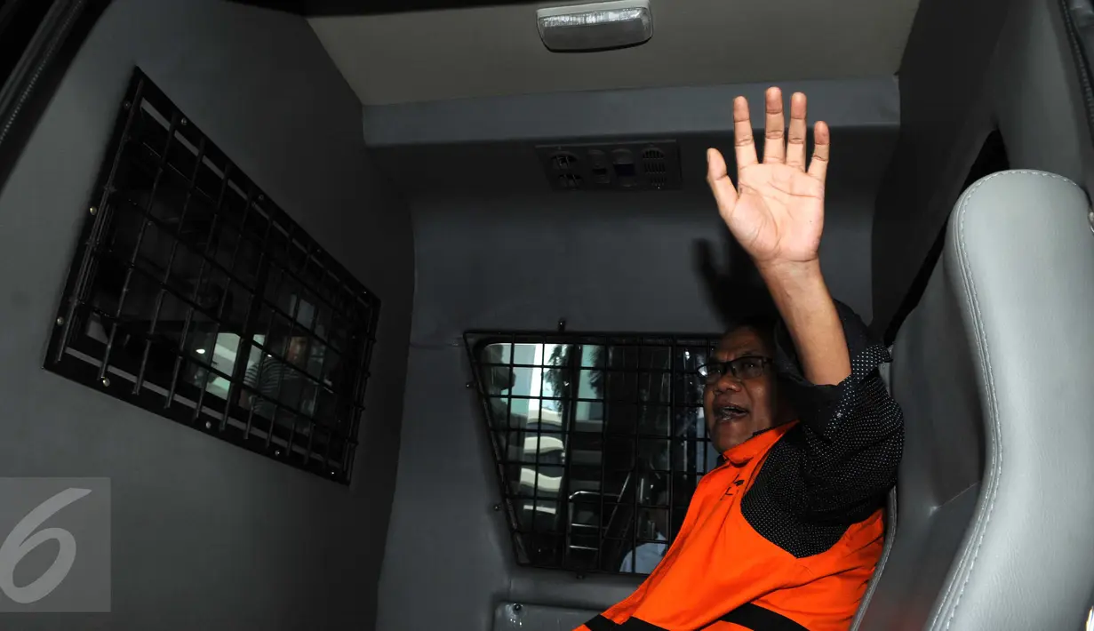 Tersangka suap pembahasan Perda pembentukan Bank Pembangunan Daerah Banten yang juga Anggota Komisi III DPRD Banten dari Fraksi PDIP Tri Satya Santoso berada dalam mobil tahanan usai pemeriksaan di KPK, Jakarta, Senin (14/3). (Liputan6.com/Helmi Afandi)