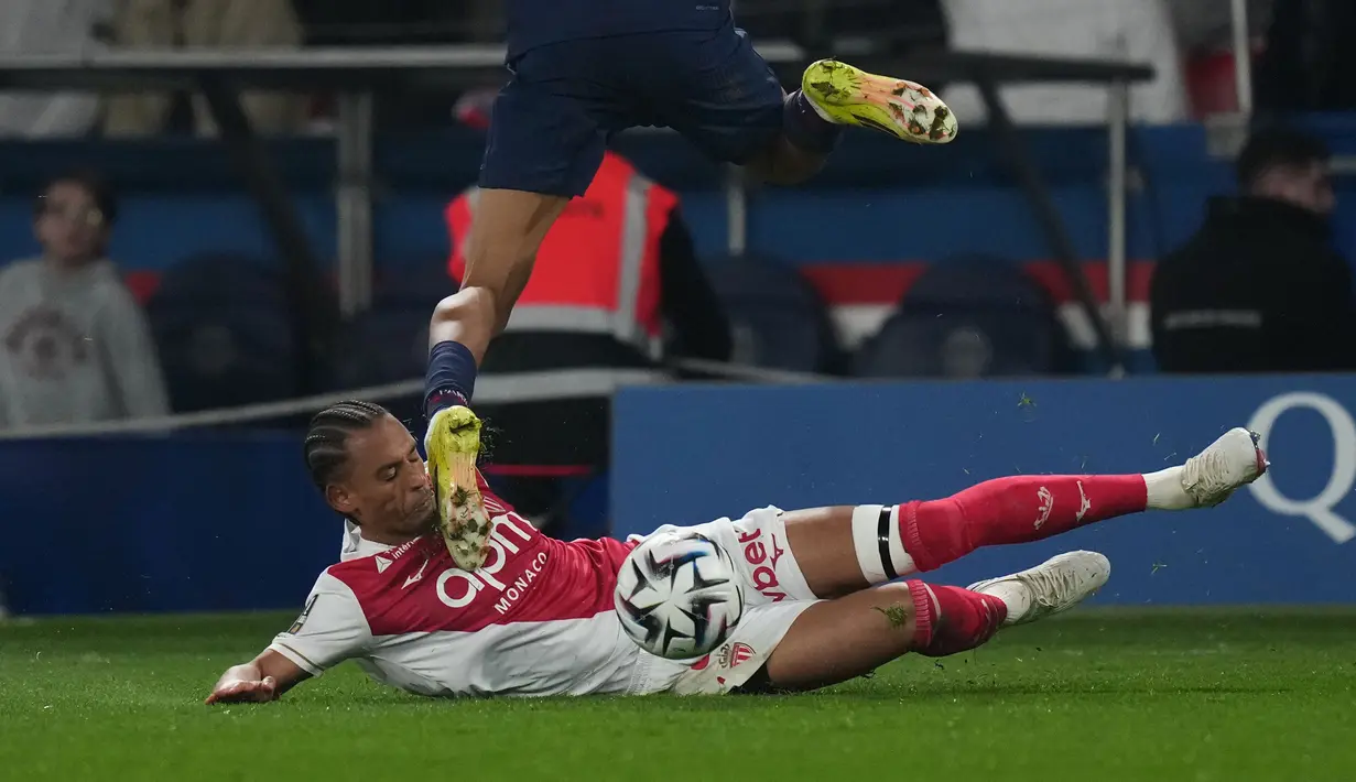 PSG bahkan harus tertinggal dua gol terlebih dahulu melalui Maghnes Akliouche (27') dan Aleksandr Golovin (55'). (AP Photo/Thibault Camus)