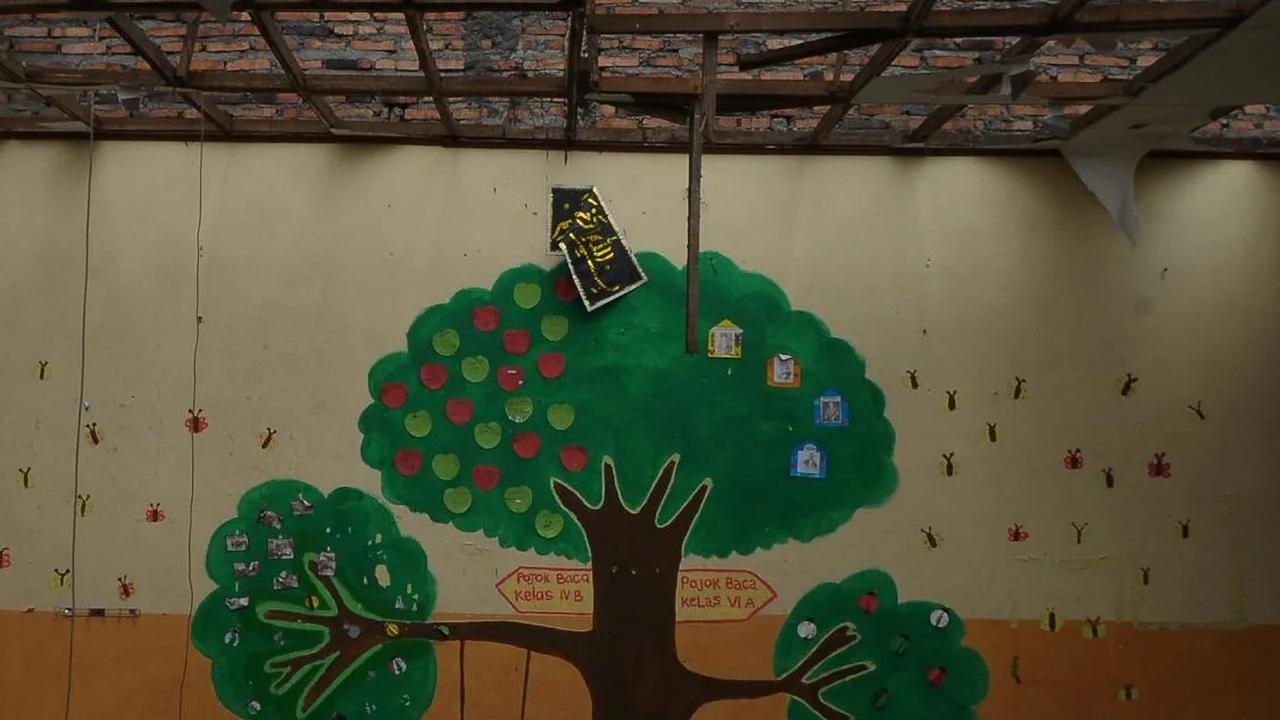 Pihak sekolah mengatakan atap gedung sekolah ambruk usai diguyur hujan deras disertai angin kencang pada Jumat (8/12/2023) lalu.