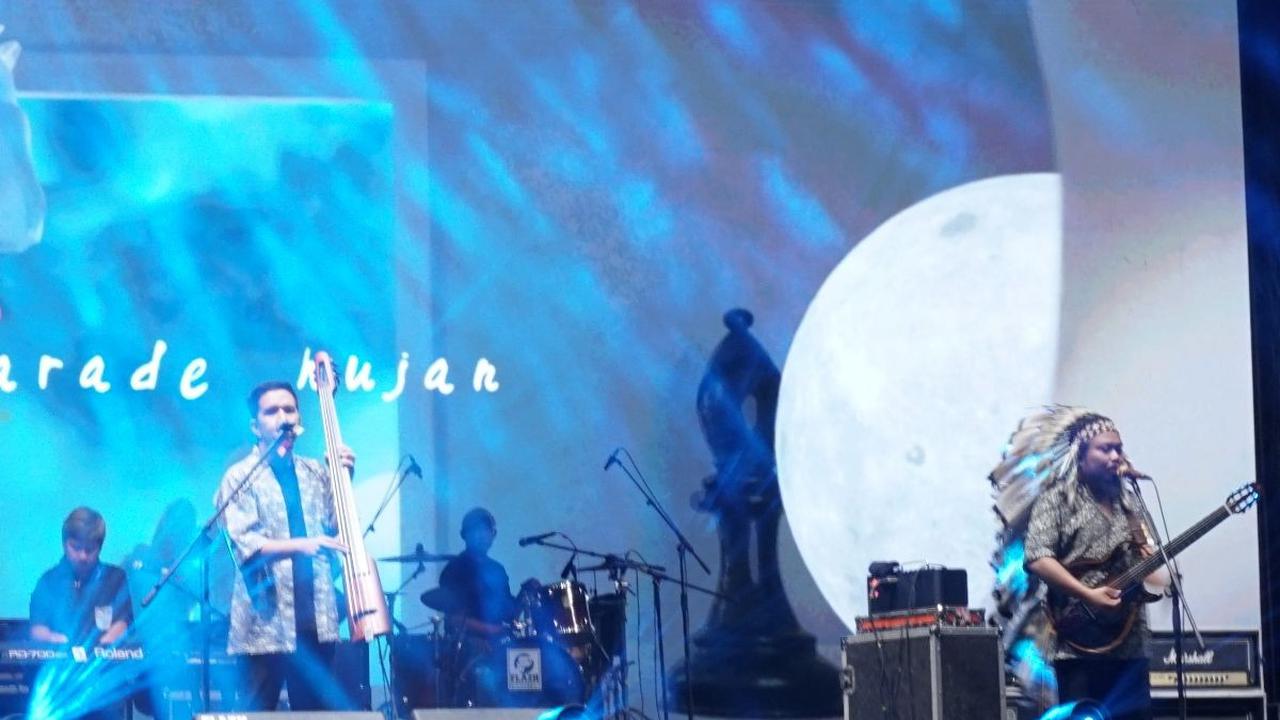 Grup band yang sempat bubar, Payung Teduh kini hadir dengan warna baru dengan nama Parade Hujan.