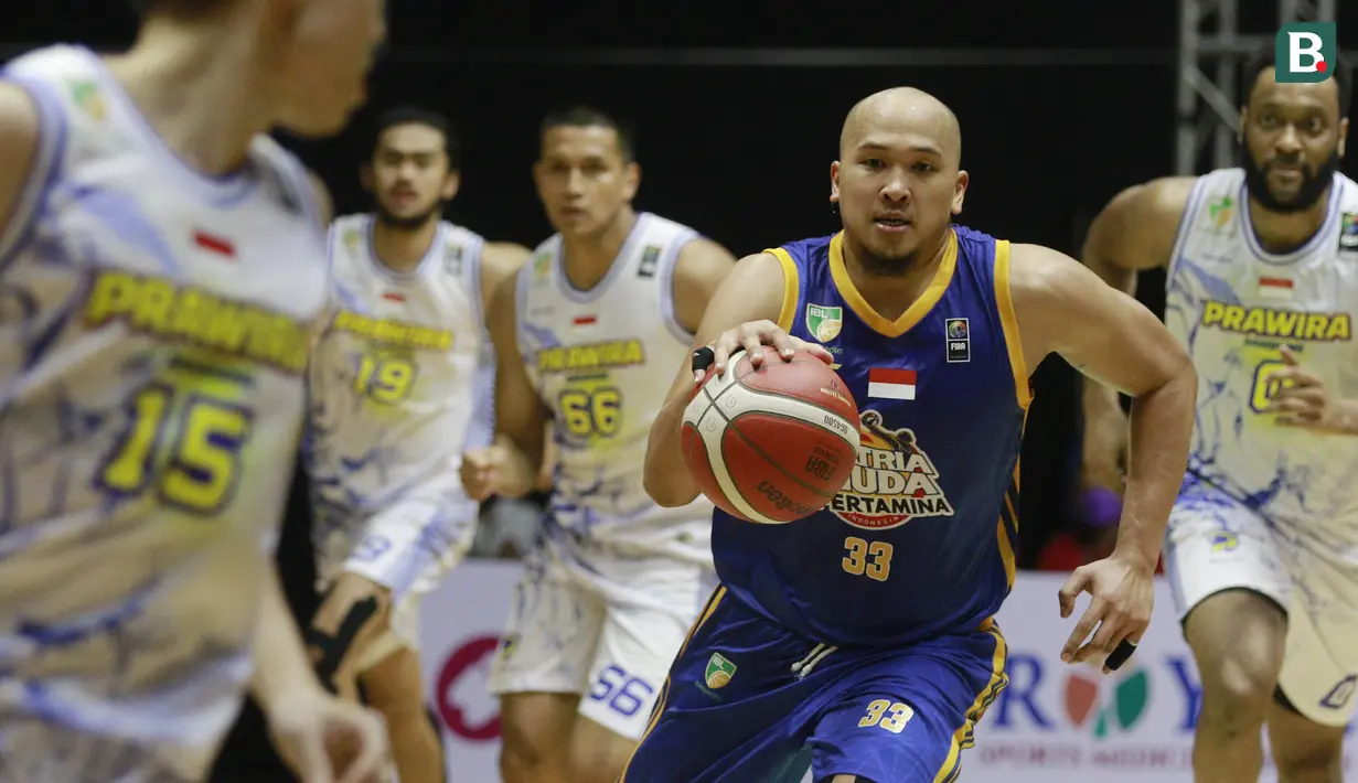 Kapten Satria Muda Pertamina, Arki Dikania Wisnu, menjadi salah satu pemain yang paling menonjol saat mengalahkan Prawira Bandung pada laga IBL 2022 di Hall Basket GBK, Jakarta, Jumat (21/01/2022).(Bola.com/M Iqbal Ichsan)
