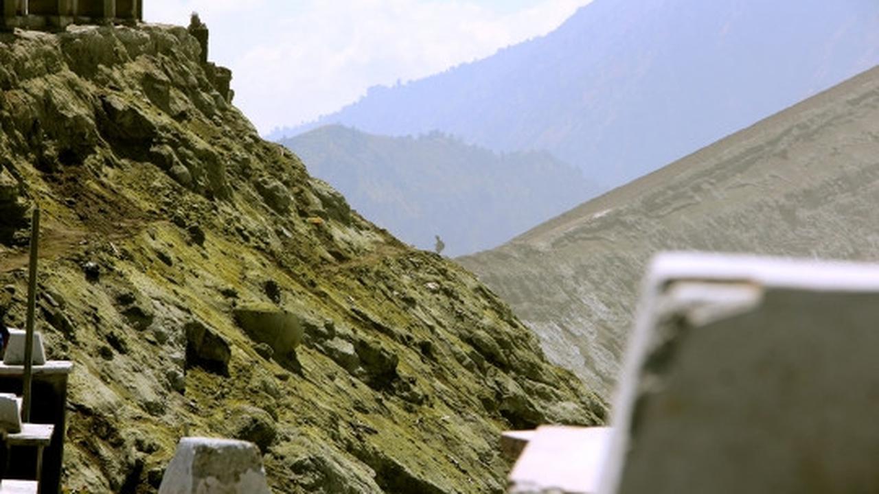 Melihat pesona kawah Gunung Bromo lebih dekat