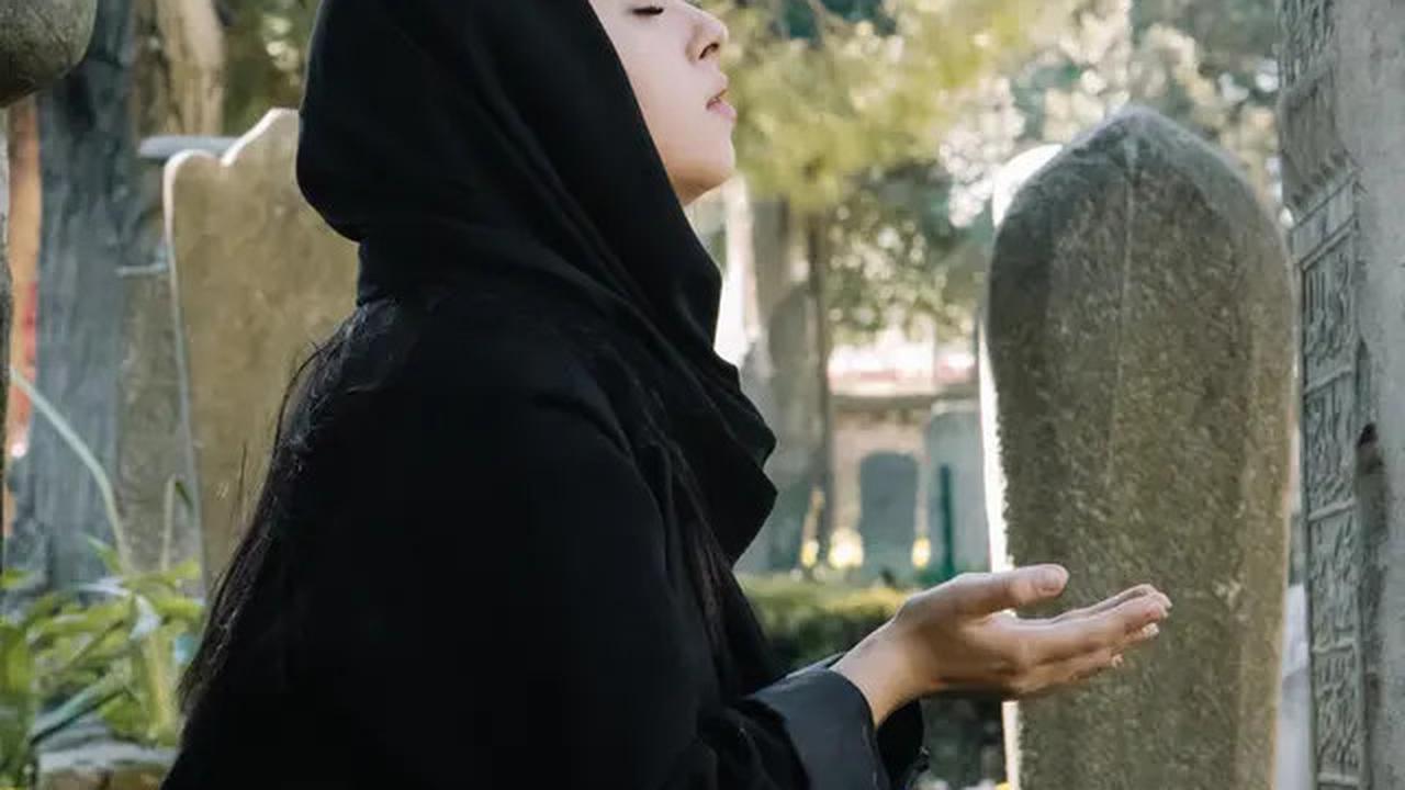 6 Adab Ziarah Kubur Sesuai Anjuran Sunnah yang Penting Diketahui
