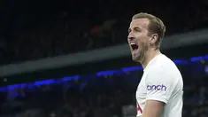 Penyerang Tottenham Hotspur Harry Kane merayakan gol ketiga untuk timnya yang dicetak ke gawang Manchester City pada pekan ke-26 Liga Inggris di Etihad stadium, Minggu (20/2/2022) dinihari WIB. Manchester City takluk 2-3 dari tim tamu, Tottenham Hotspur.  (AP Photo/Jon Super)