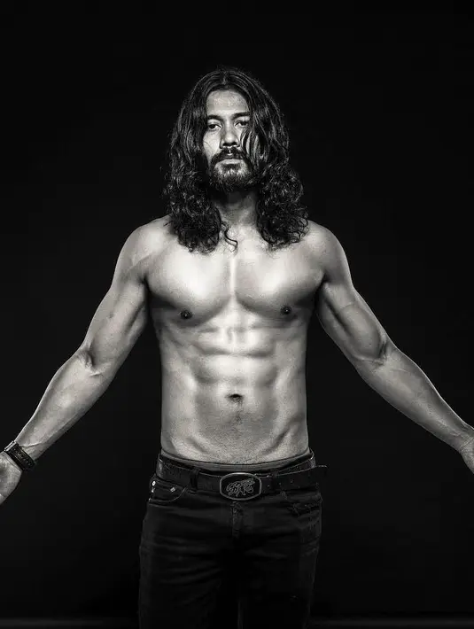 Bagaimana para cewek ga meleleh kalau lihat Chicco memamerkan tubuhnya yang seksi seperti ini. Kombinasi perut six pack, rambut gondrong dan bewok membuat Chicco semakin terlihat tampan dan perkasa. (Instagram/chicco.jerikho)