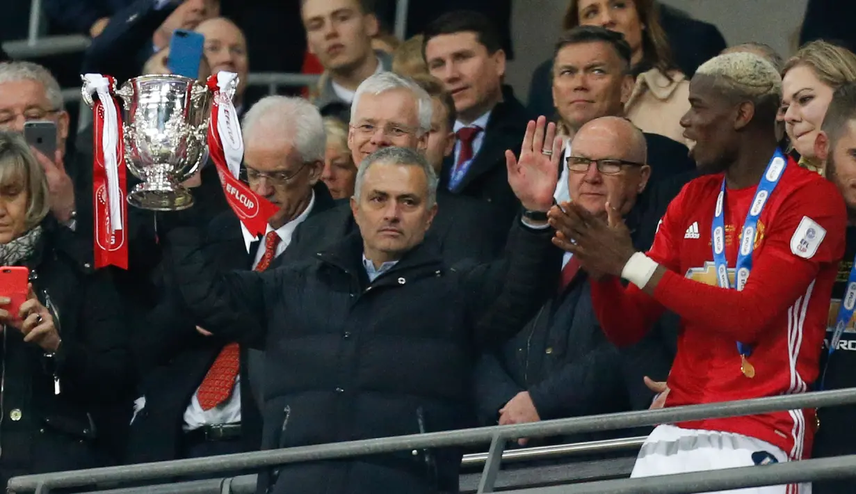 Pelatih Manchester United, Jose Mourinho mengangkat Piala Liga Inggris, setelah timnya mengalahkan Southampton dalam pertandingan final di Stadion Wembley, London, (27/2). (AFP Photo / Ian Kington)