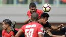Striker Persija, Bambang Pamungkas, duel udara dengan pemain Persegres pada laga Liga 1 Indonesia di Stadion Patriot, Bekasi, Sabtu (14/10/2017). Persija menang 5-0 atas Persegres.(Bola.com/M Iqbal Ichsan)