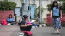 Sejumlah Mahasiswa IKJ Fakultas Seni Rupa duduk dipinggir jalan melukis suasana Bundaran HI, Jakarta Pusat, Kamis (19/10). Mereka melukis suasana Bundaran HI untuk mengaplikasikan ilmu yang didapatnya saat kuliah. (Liputan6.com/Faizal Fanani)