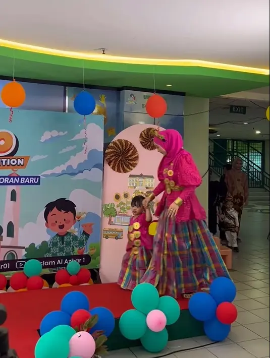 Momen Zaskia Gotik saat mendapingi putrinya fashion show untuk pertama kalinya. Gotik dan putrinya tampil kompak dengan baju bodo dengan warna sama. [Instagram/zaskia_gotix]