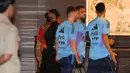 Pemain Timnas Argentina, Alexis Mac Allister (kiri) berjalan meninggalkan lobi hotel menuju tempat latihan di Stadion Utama Gelora Bung Karno, Jakarta, Sabtu (17/6/2023). (Bola.com/Bagaskara Lazuardi)
