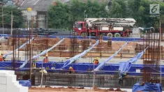 Pekerja tengah menyelesaikan pembangunan depo MRT Lebak Bulus, Jakarta, Senin (19/6). PT Mass Rapid Transit (MRT) Jakarta, akan membangun apartemen di lokasi Depo MRT Lebak Bulus, Jakarta Selatan. (Liputan6.com/Angga Yuniar)