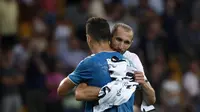 Kapten dan bek Juventus Giorgio Chiellini merayakan golnya ke gawang Parma dengan rekan setimnya, Cristiano Ronaldo. Laga pekan pertama Liga Italia itu dimenangkan Juventus 1-0, Sabtu (24/8/2019). (AP Photo/Antonio Calanni)