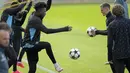 Pemain Bayer Leverkusen, Edmond Tapsoba, menendang bola saat sesi latihan jelang laga melawan AC Milan pada laga Liga Champions. (AP Photo/Martin Meissner)