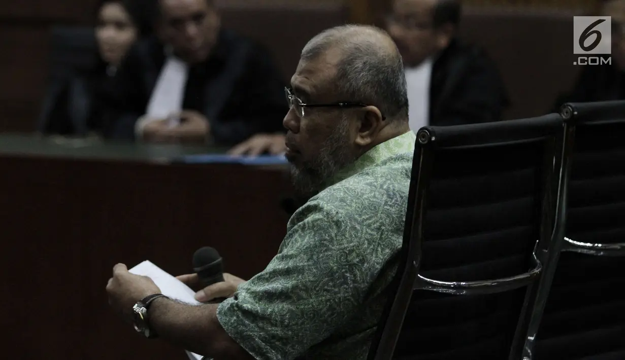 Mantan hakim Mahkamah Konstitusi (MK) Patrialis Akbar menjalani sidang perdana terkait kasus dugaan suap dalam permohonan uji materi UU 41/2014 di Pengadilan Tindak Pidana Korupsi (Tipikor), Jakarta, Selasa (13/6). (Liputan6.com/Helmi Afandi)