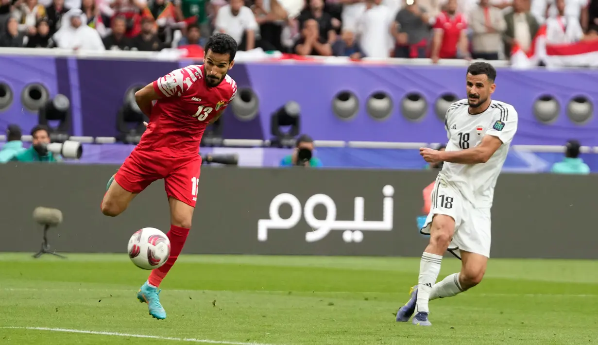 Drama tersaji pada babak 16 besar saat Yordania mengalahkan Irak dengan skor 3-2. Berkat hasil ini, The Chivalrous Ones lolos ke perempat final. (AP Photo/Thanassis Stavrakis)