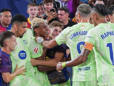 Pemain Barcelona merayakan gol ke gawang Levante pada jornada kedua La Liga 2025/2026 di Estadio Ciudad de Valencia, Minggu (24/8/2025) dini hari WIB. (AP Photo/Alberto Saiz)