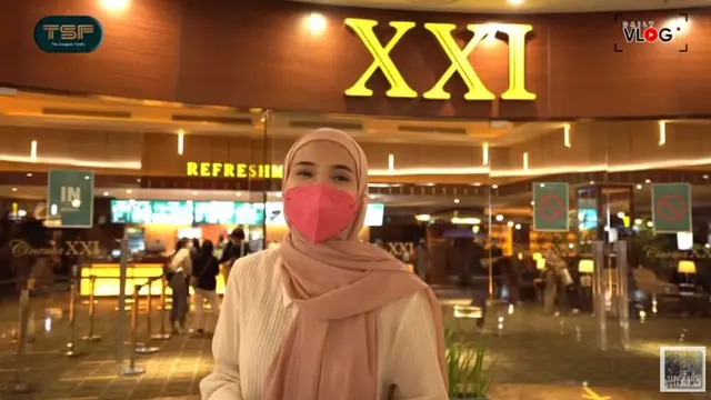 Zaskia Sungkar Nobar Karyawan di Bioskop