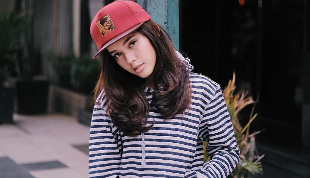 Penampilan pemain FTV Suara Hati Istri ini kerap mendapat decak kagum. Pesona cantiknya juga kian terpancar saar memakai topi. Seperti sedang hangout, ia memadukan busana simpelnya dengan mengenakan topi. (Liputan6.com/IG/@faynabilalxndr)