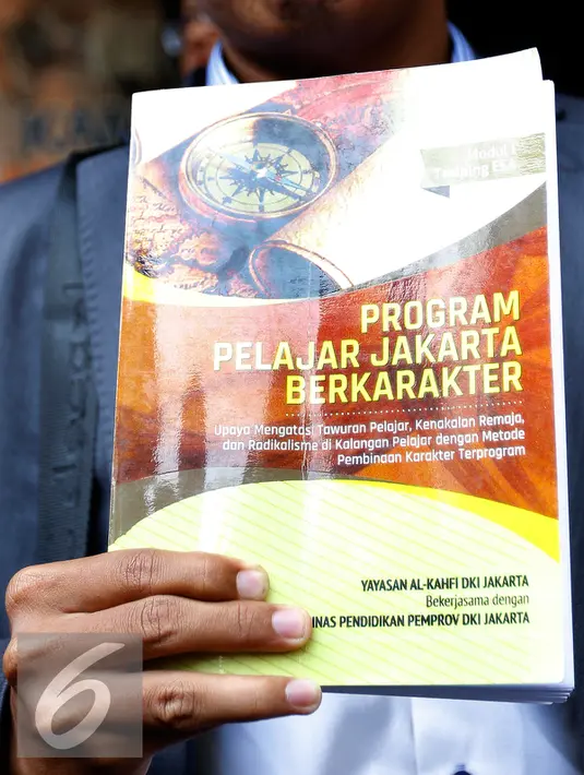 Buku Program Pelajar Jakarta Berkarakter yang diterbitkan oleh Yayasan al Kahfi, Jakarta, Jumat (25/9/2015). Yayasan al Kahfi melaporkan delapan pemilik akun media sosial yang telah memfitnah mereka ke Polda Metro Jaya. (Liputan6.com/Yoppy Renato)
