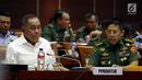 Menteri Pertahanan Ryamizard Ryacudu dan jajarannya mengikuti rapat kerja dengan Komisi I DPR di Senayan, Jakarta, Selasa (3/10). Raker membahas ratifikasi perjanjian pertahanan antara Indonesia dengan Papua Nugini. (Liputan6.com/Johan Tallo)