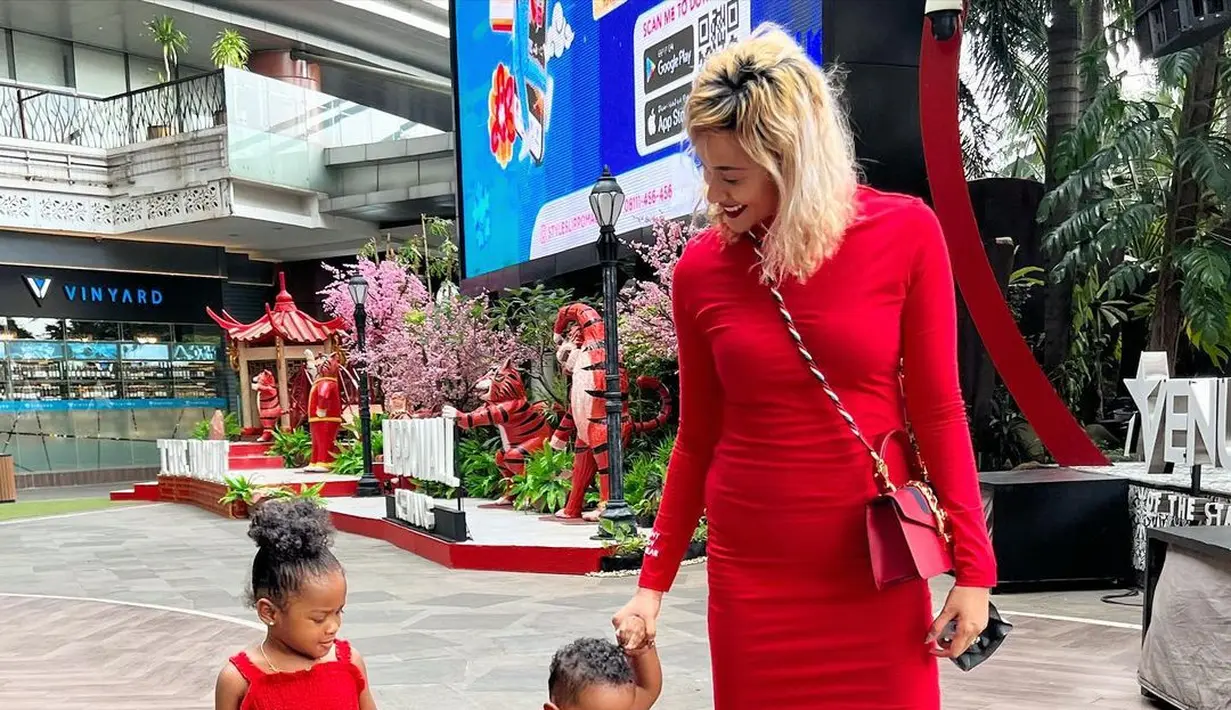 Kimmy Jayanti dan keluarga kecilnya [Instagram/kimmyjayanti]