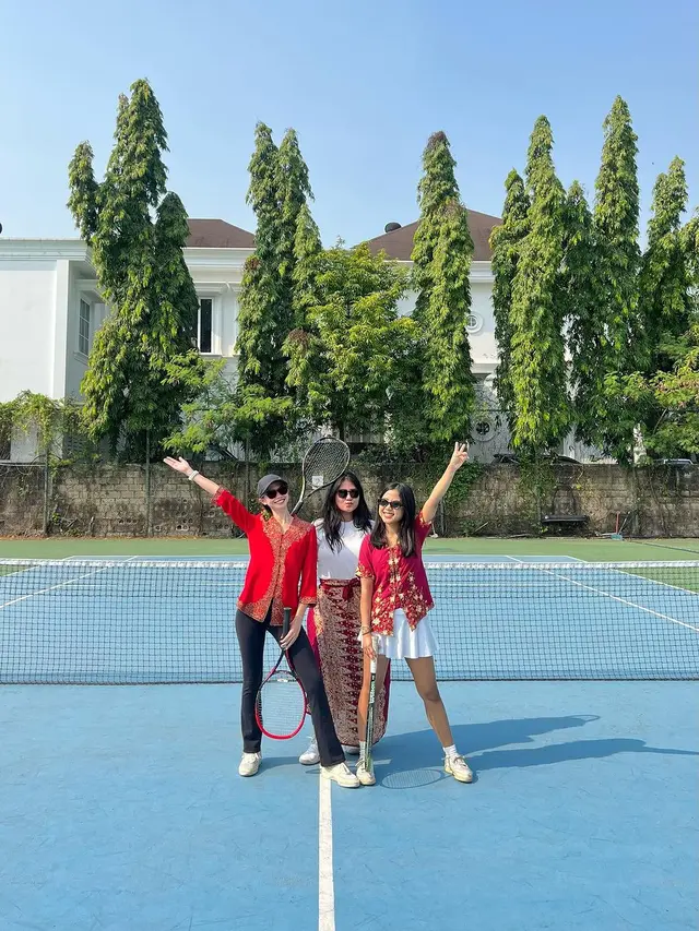 6 Gaya Unik Yuki Kato Pakai Kebaya untuk Latihan Tenis, Kece Banget!
