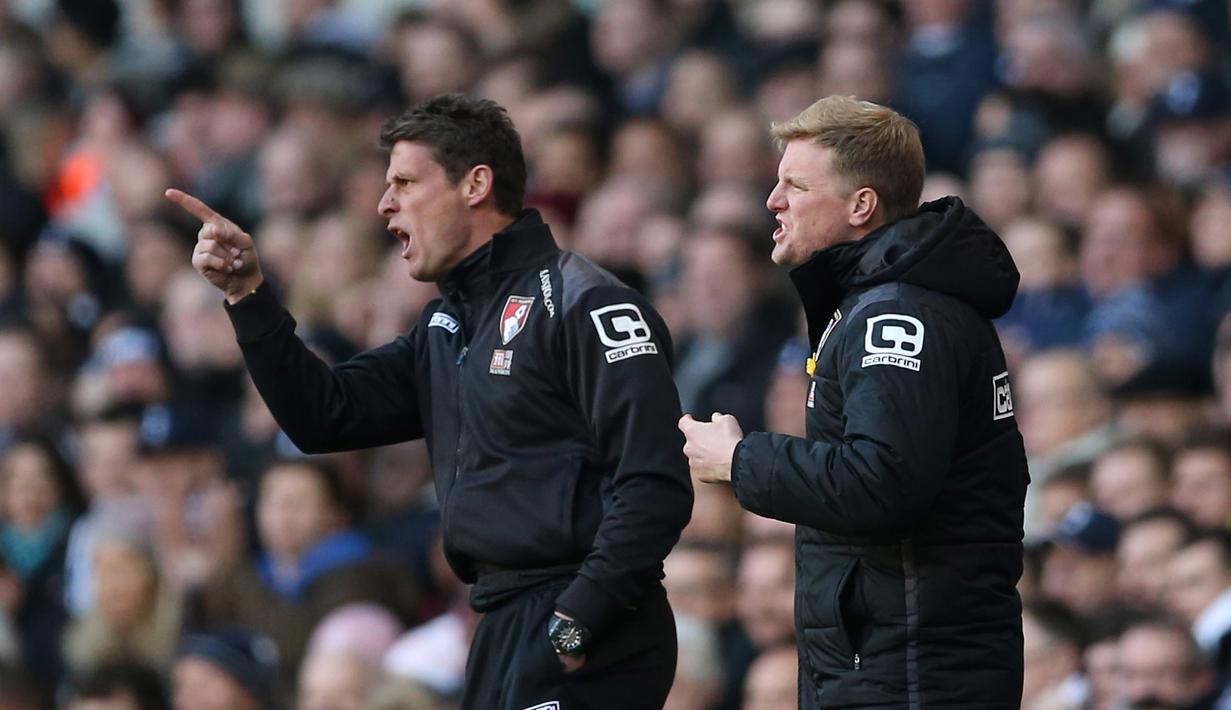  Pelatih Bournemouth, Eddie Howe (kiri) terus memberikan arahan kepada para pemainnya saat melawan Tottenham pada lanjutan liga Inggris di Stadion White Hart Lane, London, Minggu (20/3/2016). (Action Images via Reuters/Matthew Childs)