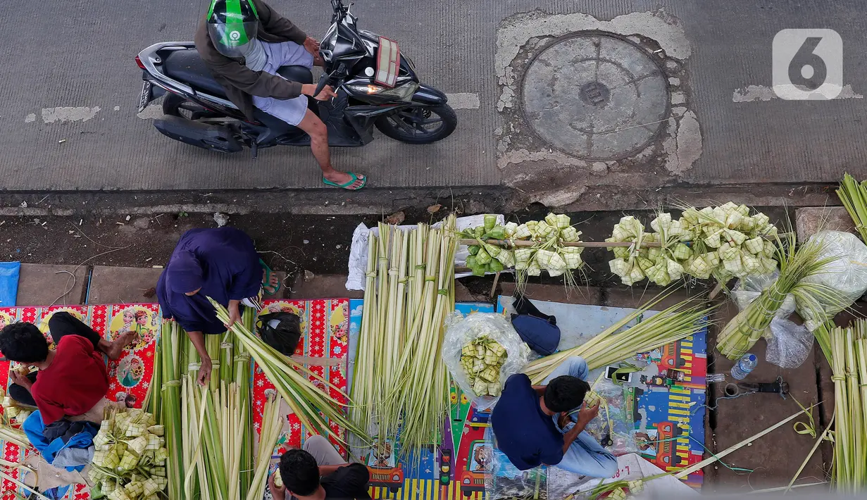 Lokasinya yang strategis juga memudahkan warga untuk membeli kulit ketupat. (Liputan6.com/Angga Yuniar)