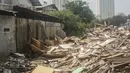 Suasana pembongkaran bangunan liar yang berada di dekat kali kecil di kawasan di Jalan Agung Perkasa VIII Sunter, Jakarta, Senin (18/11/2019). Pembongkaran tersebut ditujukan untuk menciptakan tata ruang ramah lingkungan dan sehat. (Liputan6.com/Faizal Fanani)