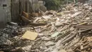 Suasana pembongkaran bangunan liar yang berada di dekat kali kecil di kawasan di Jalan Agung Perkasa VIII Sunter, Jakarta, Senin (18/11/2019). Pembongkaran tersebut ditujukan untuk menciptakan tata ruang ramah lingkungan dan sehat. (Liputan6.com/Faizal Fanani)