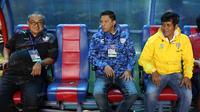 CEO Arema Cronous, Iwan Budianto (tengah) bersama asisten pelatih Joko Susilo dan Manajer Arema, Ruddy Widodo saat menyaksikan laga Arema di Banch pemain. (Bola.com/Nicklas Hanoatubun)