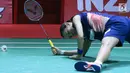 Tunggal putra China Taipei, Tai Tzu Ying terjatuh saat melawan pebulu tangkis China, He Bingjiao pada semifinal Indonesia Open 2018 di Istora GBK, Jakarta, Sabtu (7/7). Tai Tzu Ying menang 21-13, 21-8. (Liputan6.com/Helmi Fithriansyah)