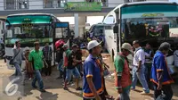 Pemudik berjalan di antara bus tujuan di Terminal Rawamangun, Jakarta, Minggu (15/7/2015). Sejumlah kota di Jawa Tengah seperti Kebumen, Solo, dan Purwokerto menjadi tujuan para pemudik yang berangkat dari terminal Rawamangun. (Liputan6.com/Faizal Fanani)