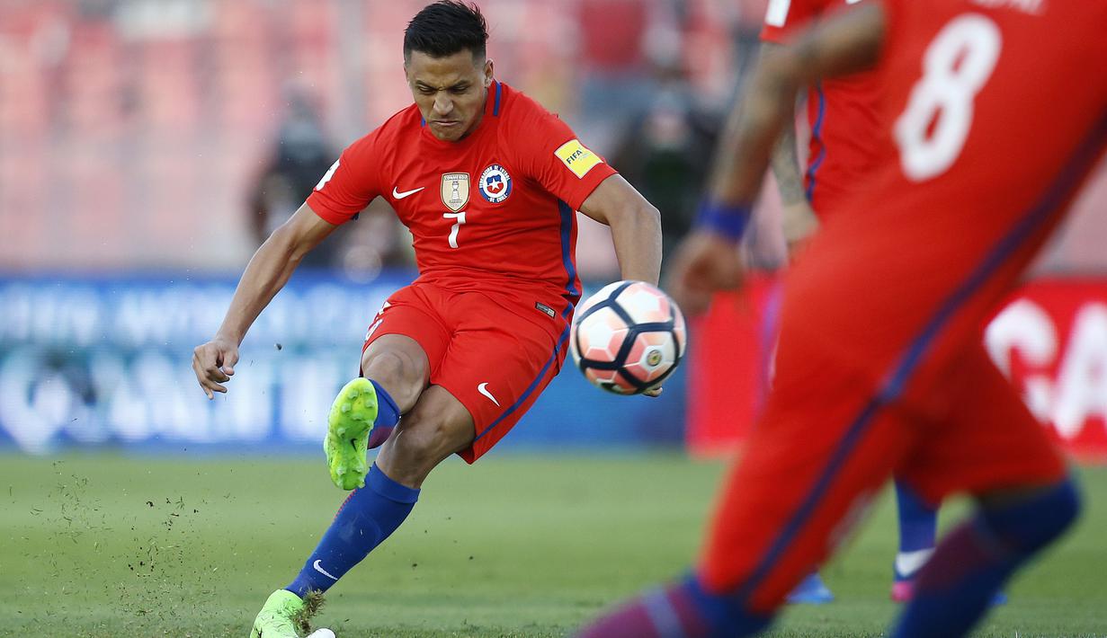 Alexis Sanchez  mengikuti jejeak rekannya Vidal dengan koleksi enam gol selama babak kualifikasi Piala Dunia 2018  zona CONMEBOL. Jumlah gol ini membuat Alexis Sanchez termasuk dalam lima besar top scorer CONMEBOL. (EPA/Mario Ruiz)