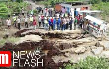 VIDEO: Sempat Dikira Tertimpa Meteor, Ini Penyebab Jalan Ambles di Riau