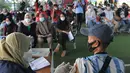 Petugas kesehatan menyuntikkan vaksin dosis ketiga kepada seorang pria di kolong flyover Ciputat, Tangerang Selatan, Sabtu (2/4/2022). Selain untuk melengkapi vaksin COVID-19, booster menjadi syarat perjalanan mudik lebaran tahun 2022. (merdeka.com/Arie Basuki)