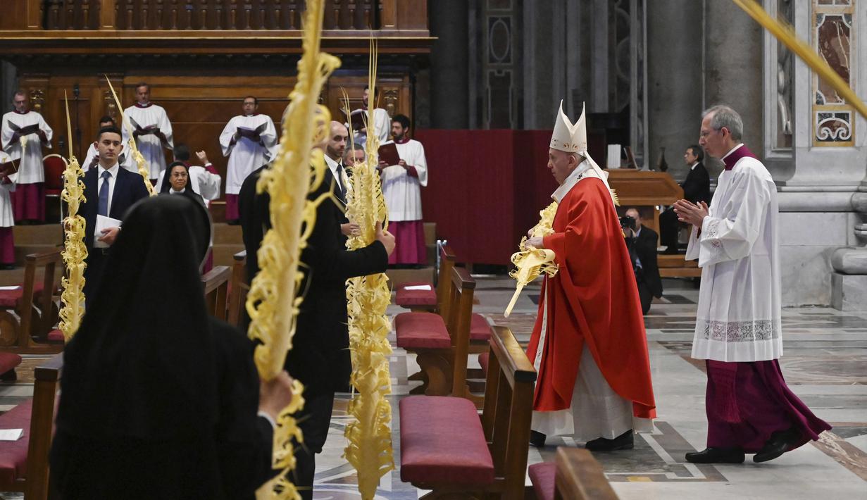 Paus Fransiskus memegang ranting pohon palem saat memimpin Misa Minggu Palma di St. Peter's Basilica, Vatikan, Minggu (5/4/2020). Saat tak ada pandemi virus corona COVID-19 seperti sekarang, perayaan Misa Minggu Palma akan berlangsung ramai. (AP Photo/pool/Alberto Pizzoli)