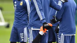 Bek Argentina, Marcus Rojo saat mengikuti sesi latihan di kompleks pelatihan City Academy di Manchester, Inggris (20/3). Timnas Argentina akan berhadapan dengan Italia pada pertandingan persahabatan 23 Maret di Ethiad Stadium. (AFP Photo/Anthony Devlin)