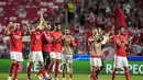 Para pemain Benfica melakukan selebrasi usai mengalahkan Barcelona pada akhir pertandingan grup E Liga Champions di stadion Luz di Lisbon, Portugal, Kamis (30/9/2021). Kemenanga atas Barcelona membuat Benfica berada di posisi kedua klasemen dengan empat poin. (AP Photo/Armando Franca)