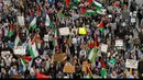 Serangan udara Israel yang menewaskan ratusan orang di sebuah rumah sakit Gaza juga menjadi seruan para demonstran. (Tyler Pasciak LaRiviere/Chicago Sun-Times via AP)