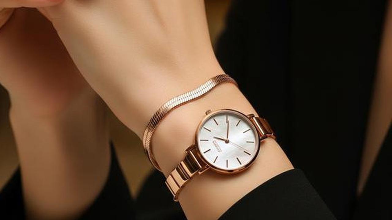 8 Model Gelang Rantai Paling Cocok Dipadukan dengan Jam Tangan, Duet Stylish Anti Gagal di 2025