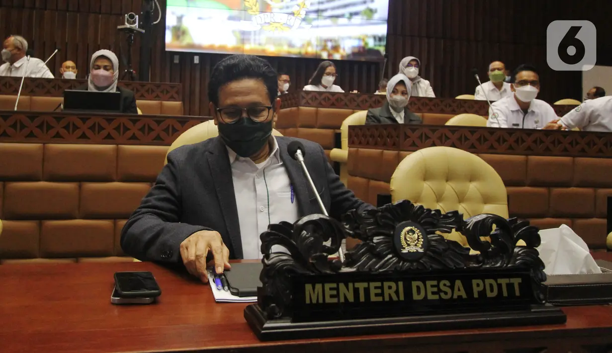 Mendes PDTT Abdul Halim Iskandar bersiap mengikuti rapat kerja dengan Komisi V DPR di Senayan, Jakarta, Senin (11/4/2022). Rapat membahas isu-isu terkait desa tertinggal serta rekruitmen Tenaga Pendamping Desa. (Liputan6.com/Angga Yuniar)