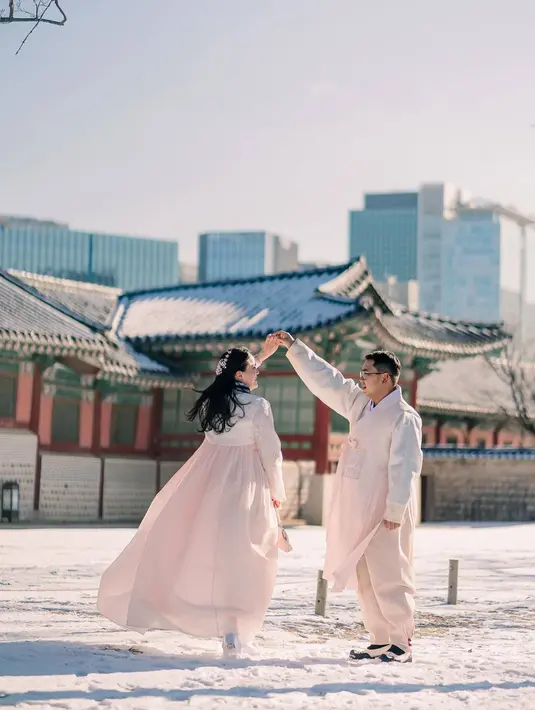 Seru liburan bareng ke Korea Selatan bersama suami dan anak-anak, momen keseruannya ini banyak diabadikan dalam media sosial Instagram. Apalagi di Korea Selatan dengan musim dingin sehingga bisa menikmati indahnya salju yang menyelimuti berbagai tempat. (Liputan6.com/IG/@alicenorin)