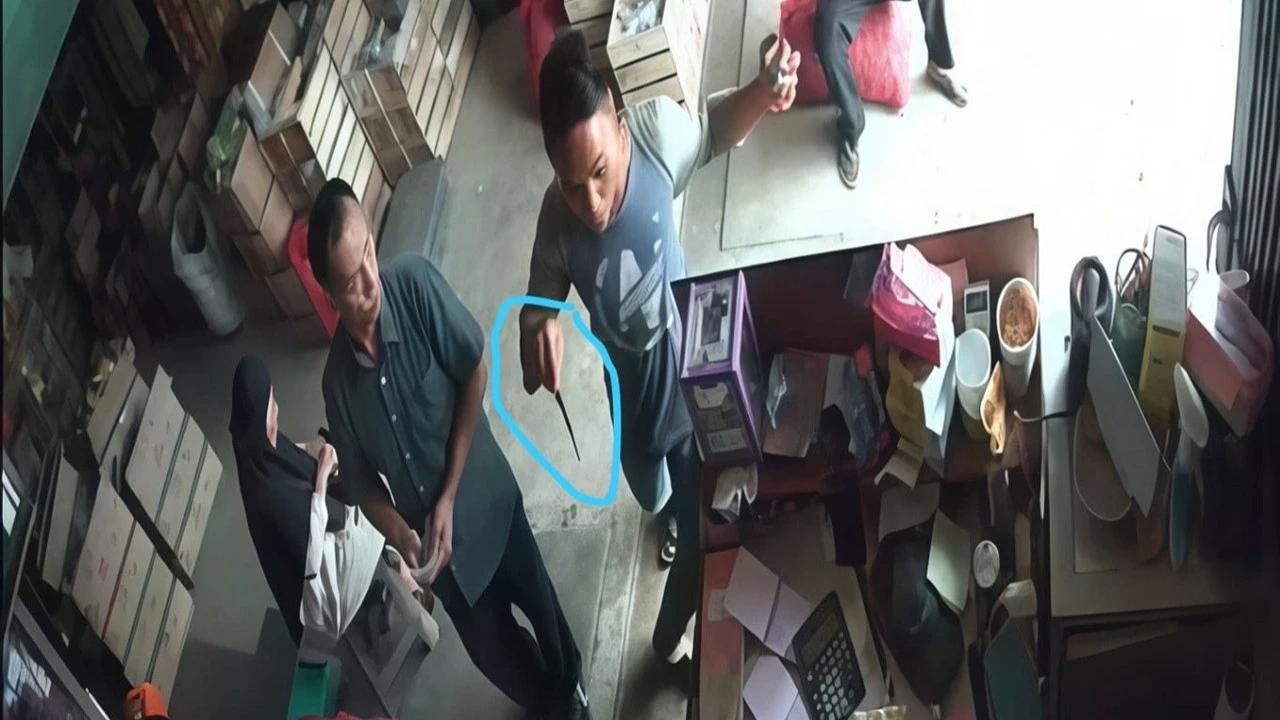 Pedagang Bawang Ditusuk Orang Tak Dikenal lagi Duduk di Lapak, Pelaku Babak Belur Dihajar Warga