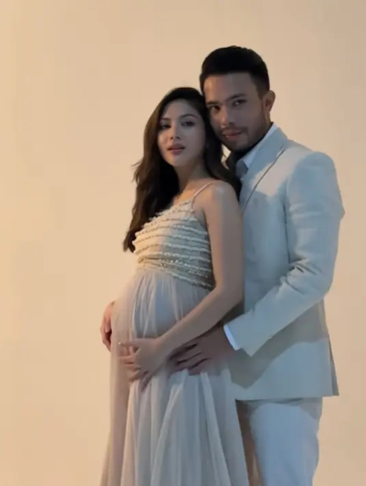 Di potret ini, Jessica Mila tampil serasi dengan sang suami yang kenakan setelan jas nude. [@cherryjks]