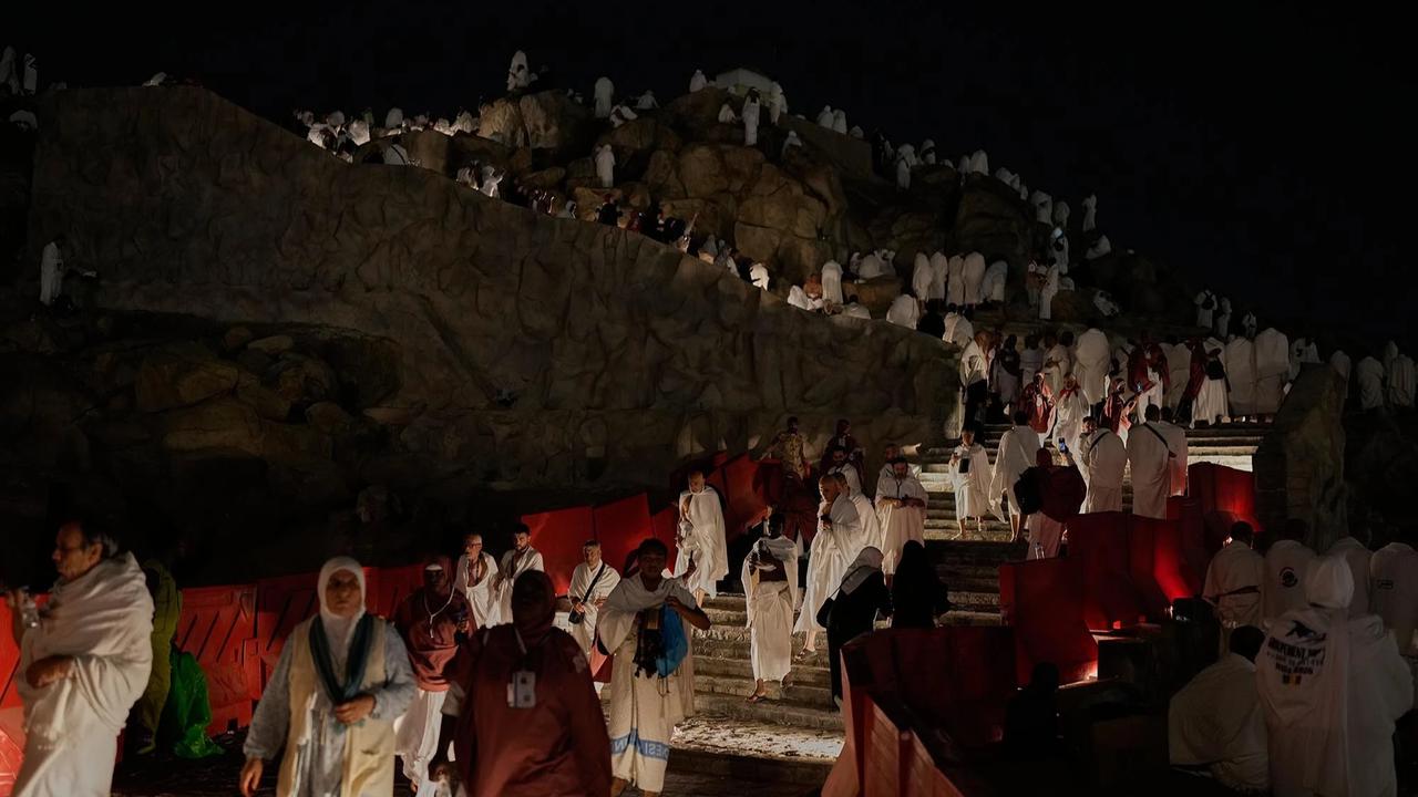 FOTO: Khusyuk Jemaah Haji Berdoa di Jabal Rahmah