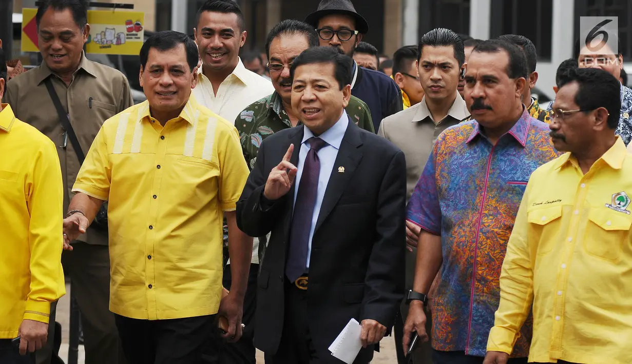 Ketua Umum Partai Golkar, Setya Novanto (tengah) berjalan menuju ruang rapat utama gedung DPP Partai Golkar, Jakarta, Selasa (18/7). Rapat membahas situasi poltik terkini. (Liputan6.com/Helmi Fithriansyah)